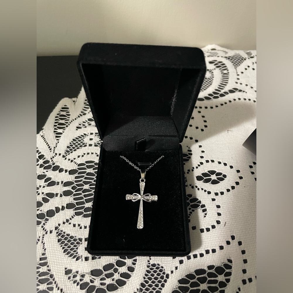 🌸 NEW Elegant Silver Tone Cross Pendant Necklace in Black Velvet Gift Box